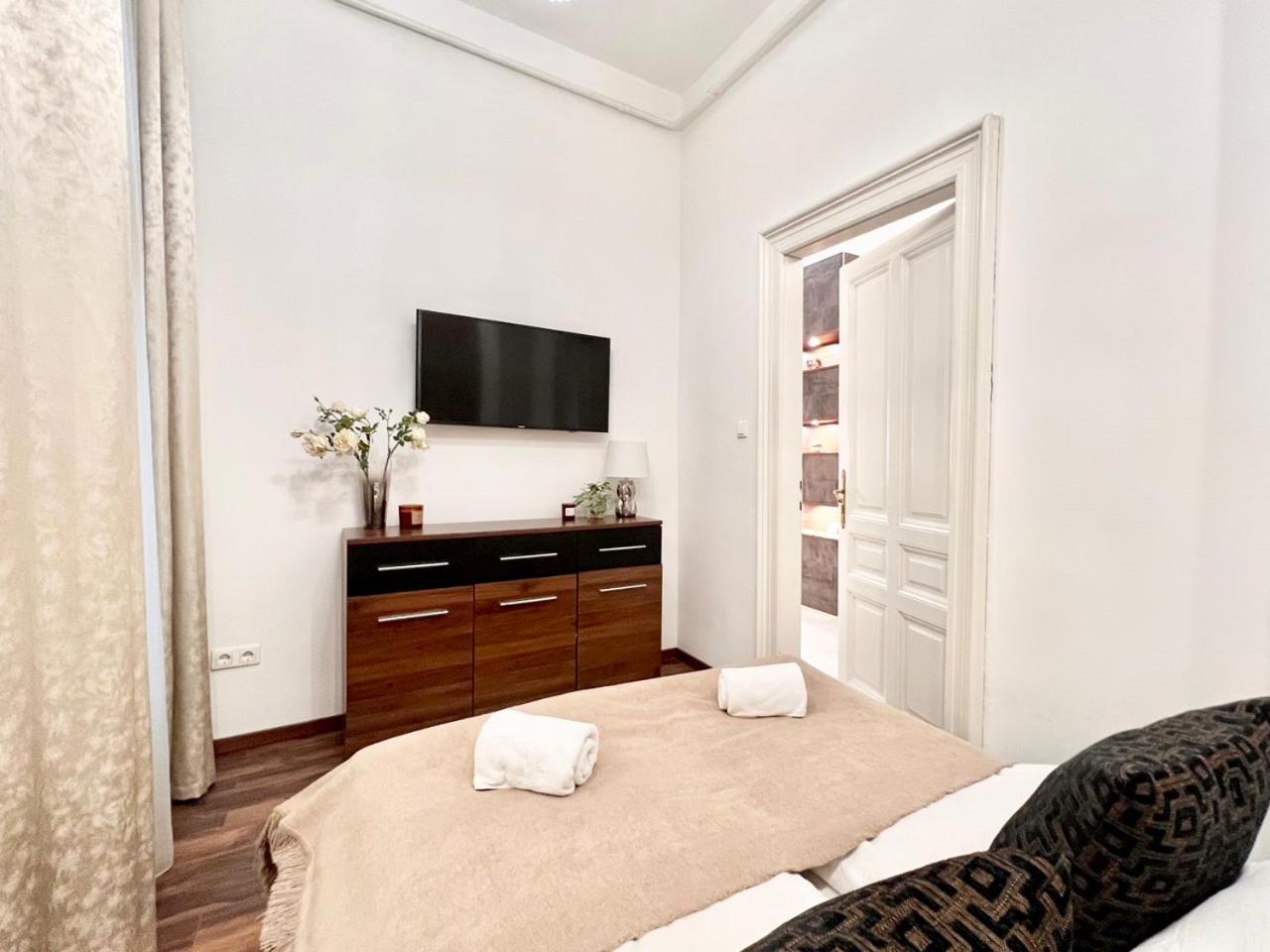 Discover Your Budapest Retreat-Walk To Parliament Exterior foto